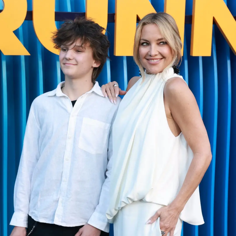 phoebe dynevor siblings